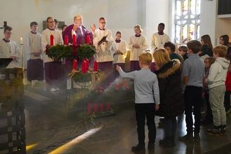  Ein spannender Moment: Das Entzünden der ersten Kerze am Adventskranz in der Kesselstädter St. Elisabethkirche.